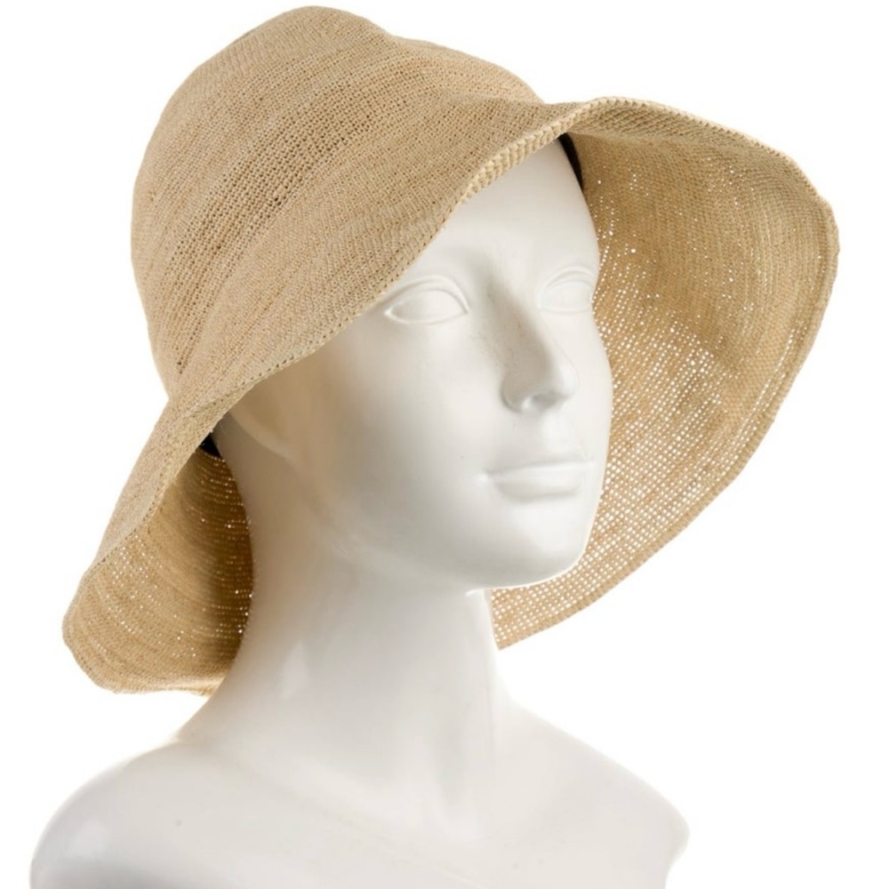 Janessa Leone Teagan hat